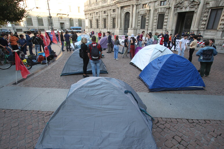 Protesta con le tende in piazza a Milano contro il caro affitti - RIPRODUZIONE RISERVATA