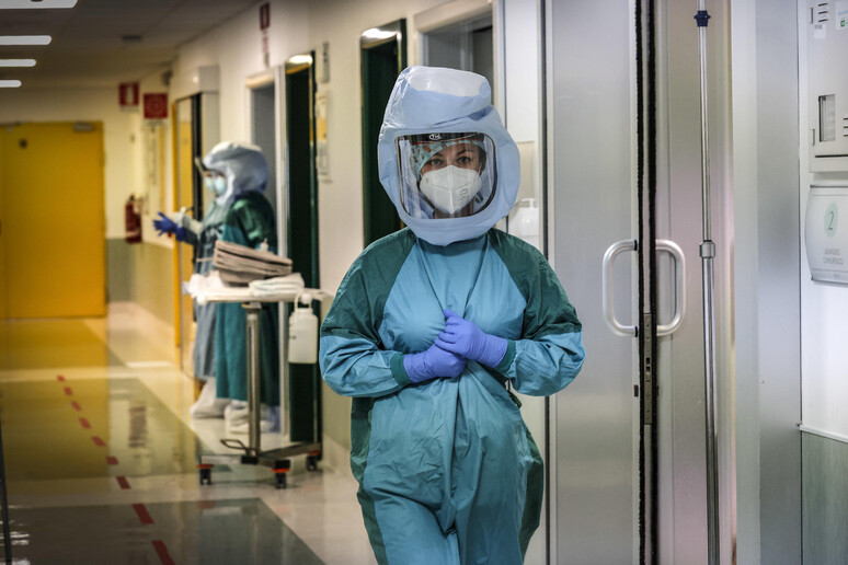 Personale sanitario al lavoro in un ospedale in una foto d 'archivio - RIPRODUZIONE RISERVATA