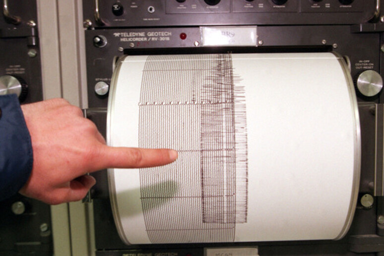 Nell 'immagine d 'archivio, un sismografo - RIPRODUZIONE RISERVATA