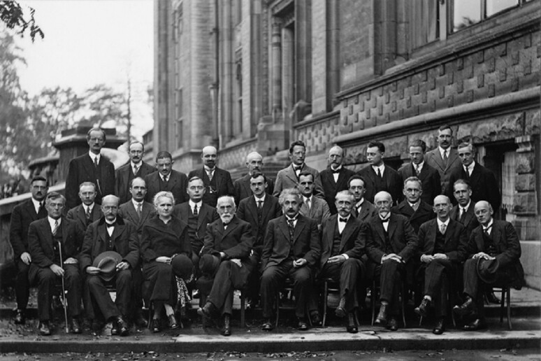 I fisici protagonisti della Conferenza Solvey del 1927, l 'unica donna a essere invitata fu Marie Curie (fonte: Benjamin Couprie, Institut International de Physique Solvay, Brussels, Belgium) - RIPRODUZIONE RISERVATA