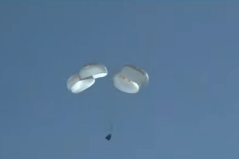 La capsula Drew Dragon Freedom poco prima dell 'ammaraggio (fonte: NASA TV) - RIPRODUZIONE RISERVATA