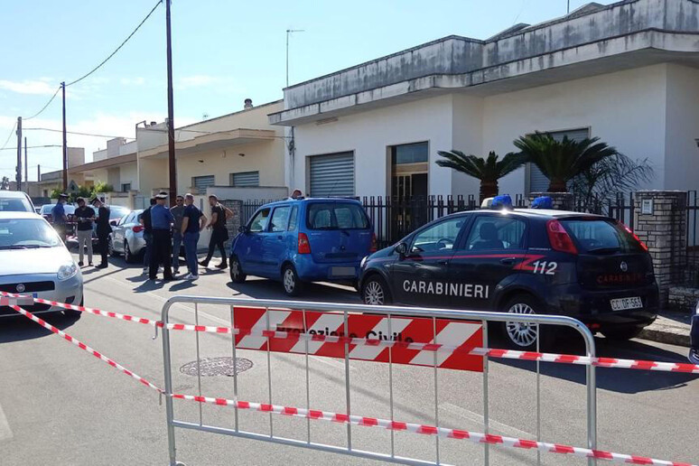 I carabinieri in azione a Castri di Lecce - RIPRODUZIONE RISERVATA