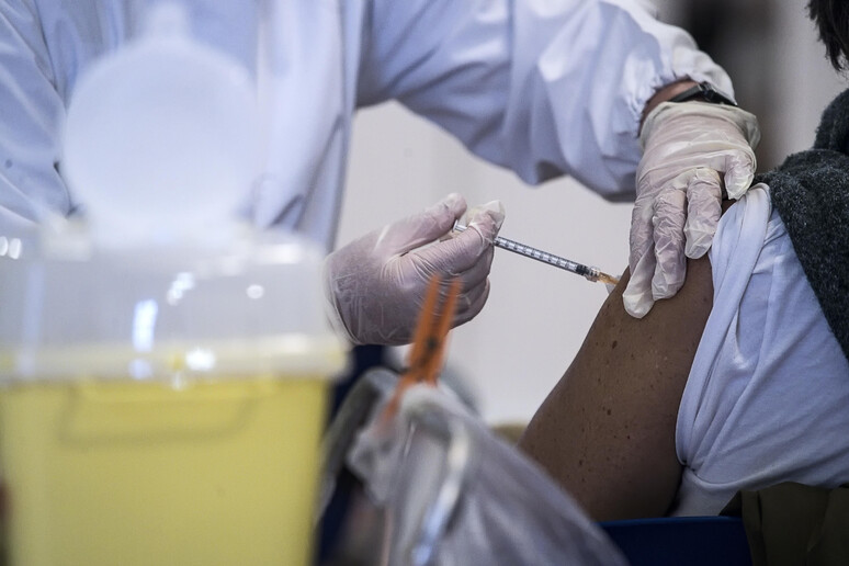 Nuovo piano vaccini, verso via libera entro febbraio - RIPRODUZIONE RISERVATA