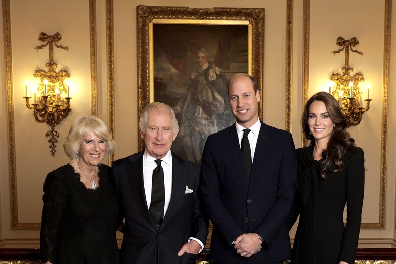 Prima foto ufficiale di re Carlo, Camilla e i principi del Galles William e Kate - RIPRODUZIONE RISERVATA