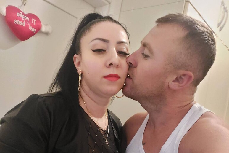 Alexandra Elena Mocanu con il marito Avni Mecje in una immagine tratta dal loro profilo Facebook - RIPRODUZIONE RISERVATA