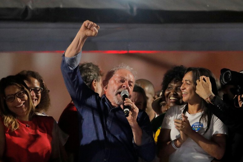 Lula, hanno cercato di seppellirmi vivo ma sono risorto © ANSA/AFP