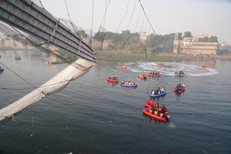 Il ponte pedonale crollato © ANSA/EPA