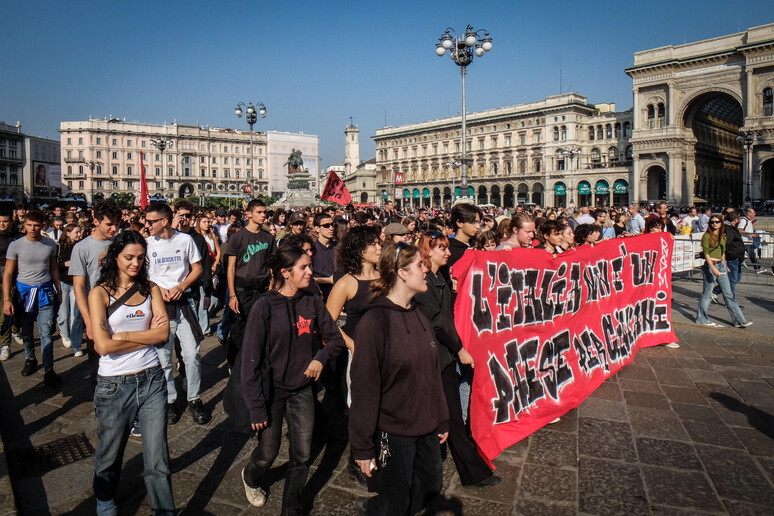 Corteo studentesco contro alternanza scuola/lavoro a Milano - RIPRODUZIONE RISERVATA