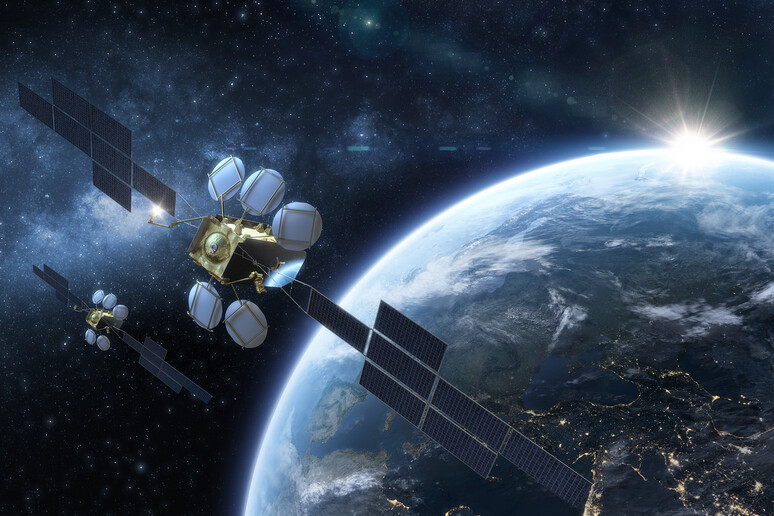 Rappresentazione artistica dei due satelliti gemelli Eutelsat Hotbird 13F e 13G, che miglioreranno la trasmissione di oltre mille canali televisivi (fonte: Thales Alenia Space) - RIPRODUZIONE RISERVATA