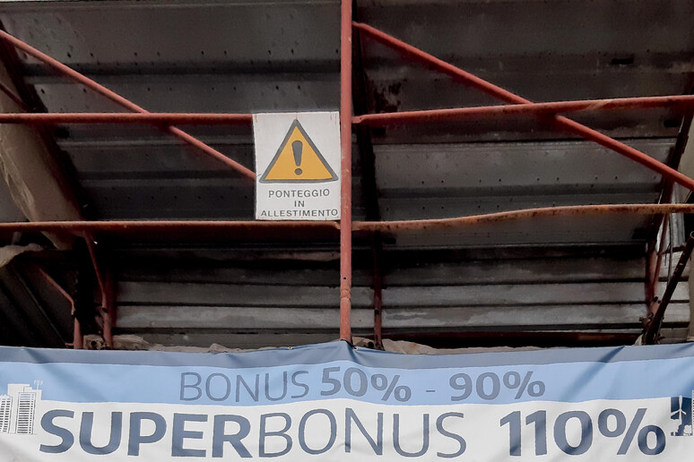L 'impalcatura su una facciata di un edificio a Napoli ristrutturata con i benefici fiscali del superbonus. Immagine d 'archivio - RIPRODUZIONE RISERVATA