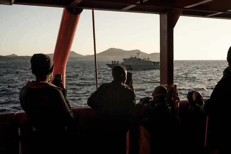 Migranti a bordo della  Ocean Viking © ANSA/AFP