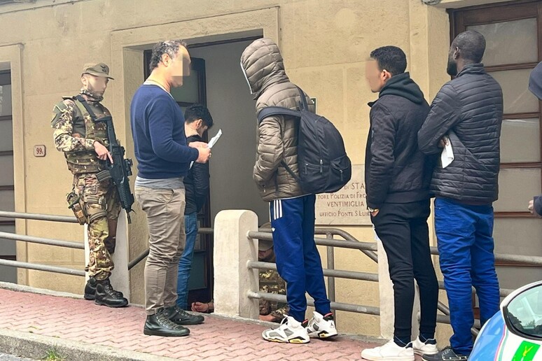 Controlli della polizia francese ai migranti a Ventimiglia - RIPRODUZIONE RISERVATA
