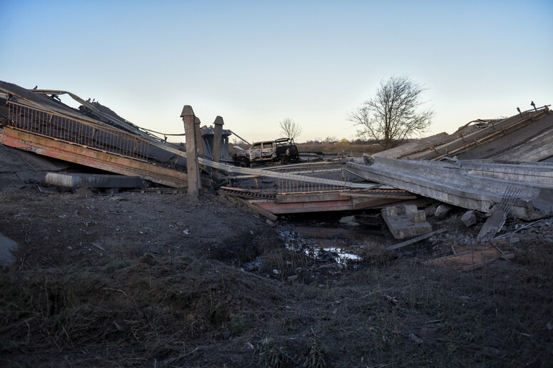 Un ponte distrutto vicino a Kherson, Ucraina (Archivio) - RIPRODUZIONE RISERVATA