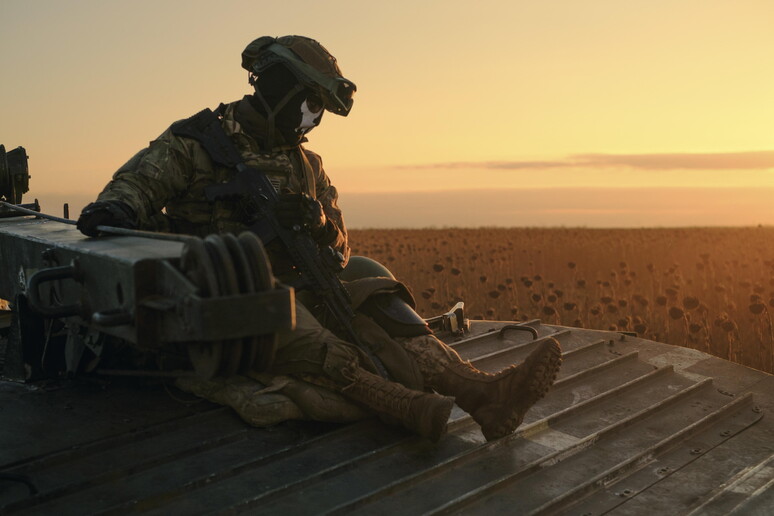 Un militare in Ucraina © ANSA/EPA