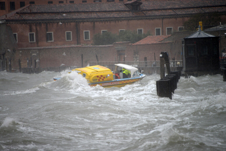 Venezia, acqua alta a 173 cm bloccata in mare dal Mose - RIPRODUZIONE RISERVATA