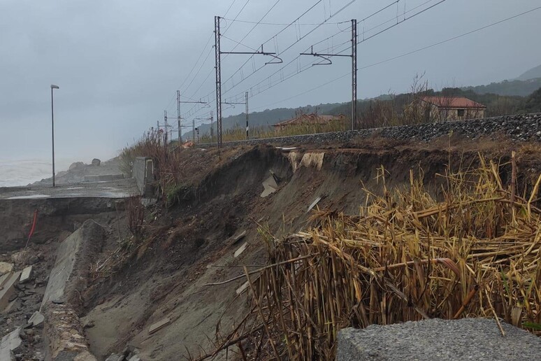 Sopralluogo su linea ferroviaria Tirrenica dopo danni mareggiata - RIPRODUZIONE RISERVATA