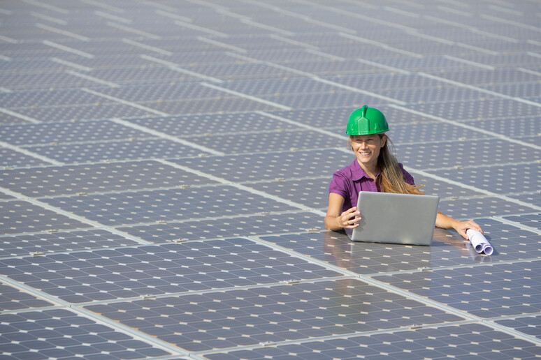 Una donna ingegnere lavora all 'energia verde foto iStock. - RIPRODUZIONE RISERVATA