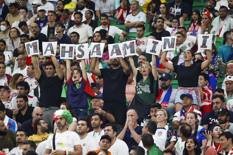 Tifosi dell 'Iran mostrano uno striscione per Mahsa Amini ai Mondiali di calcio © ANSA/EPA