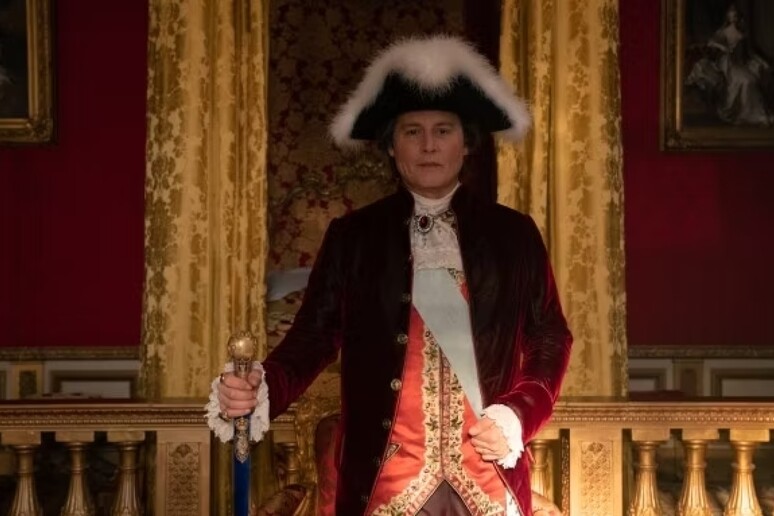 Johnny Depp nell 'immagine di re Luigi XV dal film Jeanne du Barry - RIPRODUZIONE RISERVATA