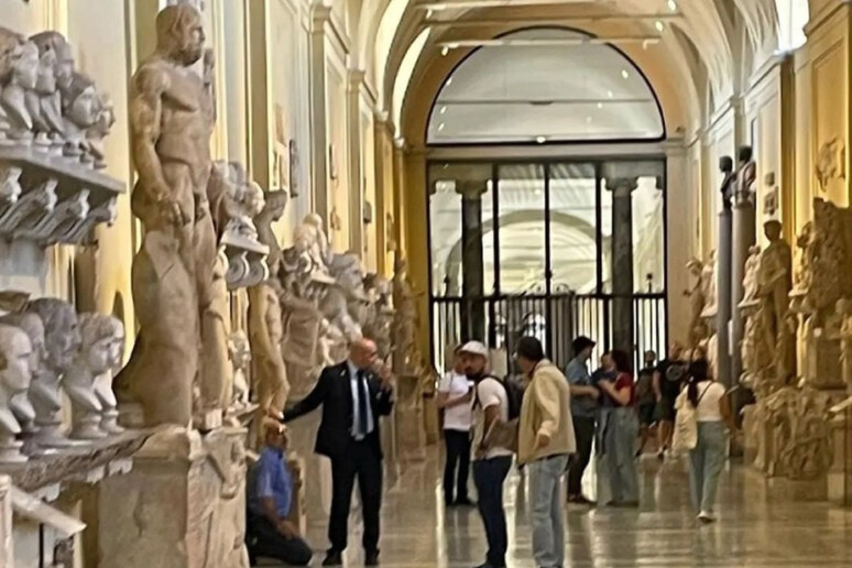 Le sculture danneggiate ai Musei Vaticani - RIPRODUZIONE RISERVATA