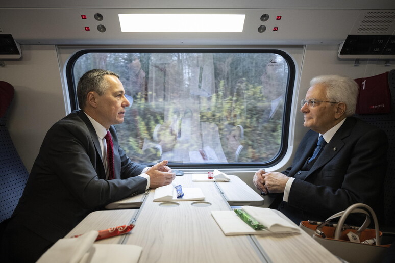 Mattarella in treno in Svizzera con il presidente federale Ignazio Cassis EPA/ENNIO LEANZA SWITZERLAND © ANSA/EPA