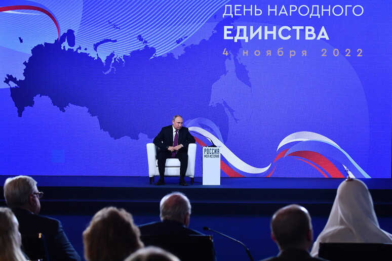 Vladimir Putin ieri, nelle celebrazioni della Giornta dell 'Unità Nazionale - RIPRODUZIONE RISERVATA