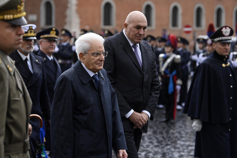 Il presidente della Repubblica, Sergio Mattarella (S), con il ministero della Difesa, Guido Crosetto - RIPRODUZIONE RISERVATA