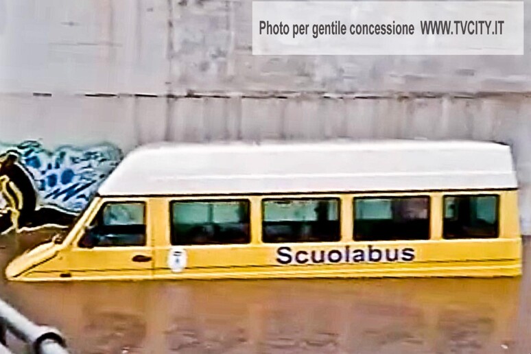 Scuolabus bloccato in un sottopasso - RIPRODUZIONE RISERVATA