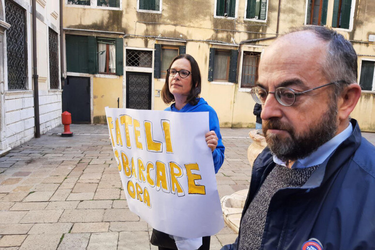 Attivisti della ong Mediterranea contestano Piantedosi a Venezia - RIPRODUZIONE RISERVATA