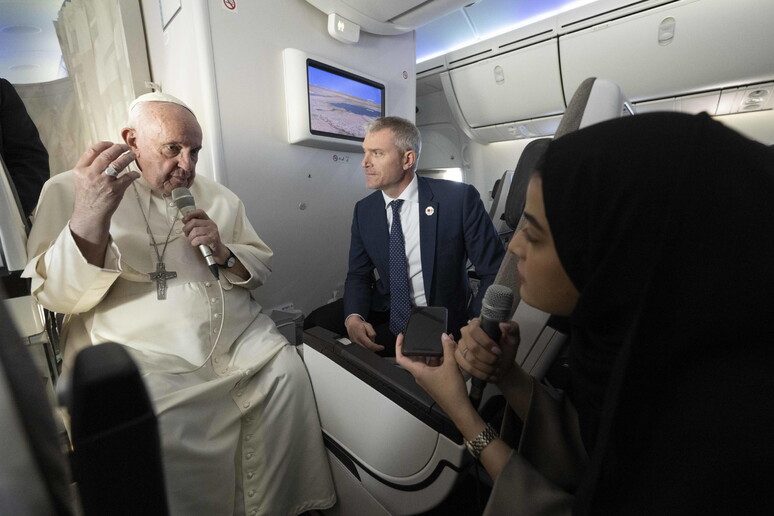 Il Papa sull 'aereo papale - RIPRODUZIONE RISERVATA