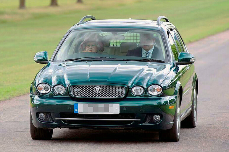All’asta la Jaguar X-Type 3.0 Wagon usata da Elisabetta II - RIPRODUZIONE RISERVATA