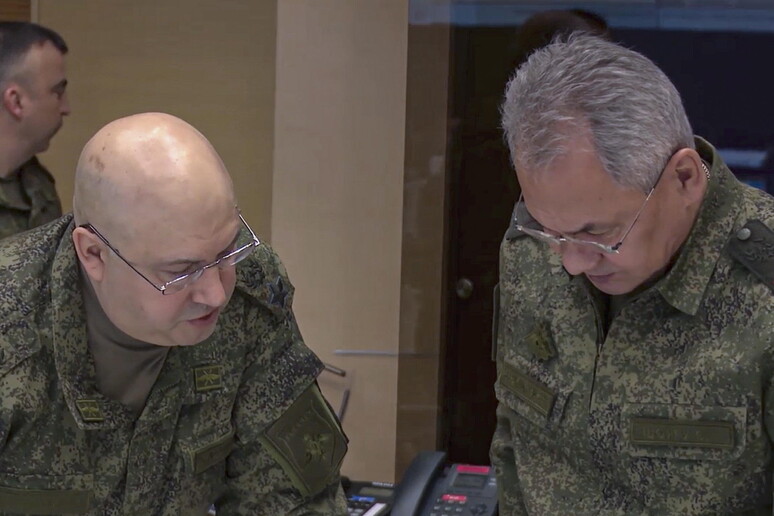 Il ministro della difesa russo Serghei Shoigu ascolta il generale in comando in Ucraina, Sergii Khlan © ANSA/EPA