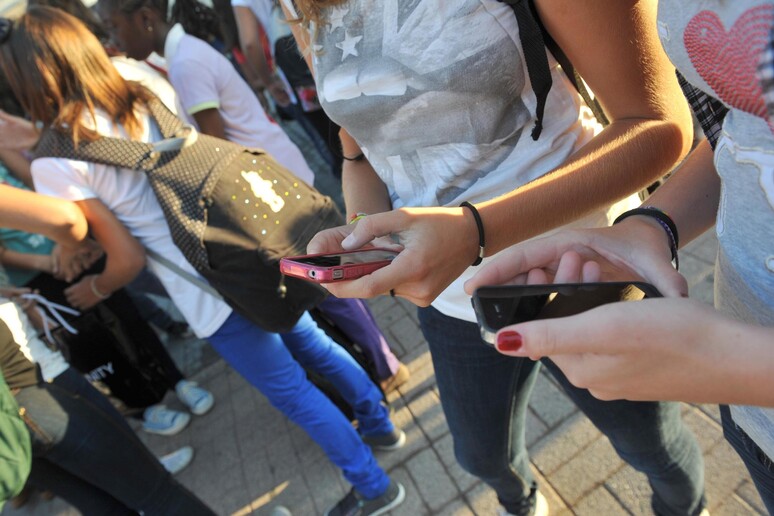 Il questore di Aosta vieta gli smartphone ai bulli - RIPRODUZIONE RISERVATA