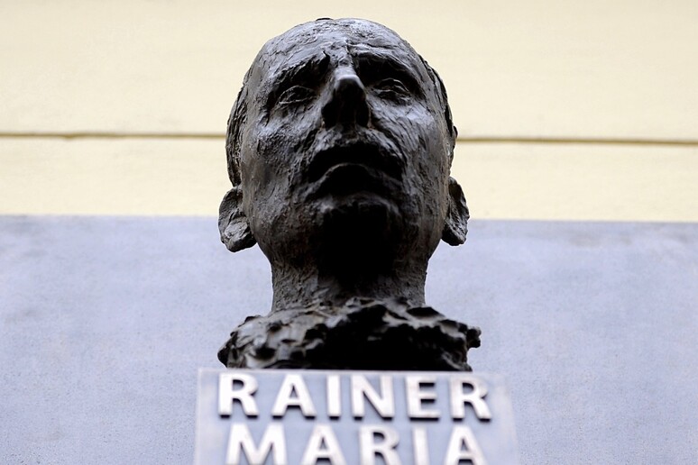 Un busto dedicato a Rainer Maria Rilke - RIPRODUZIONE RISERVATA