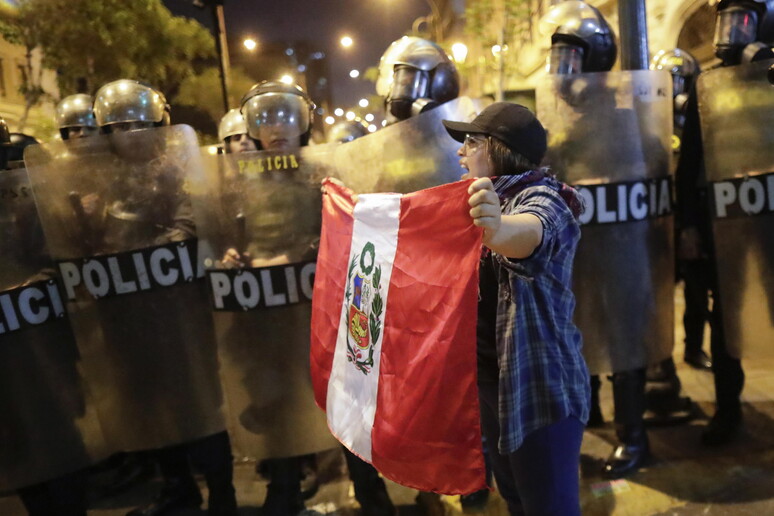 Polizia e manifestanti in strada durante il golpe fallito in Perù © ANSA/EPA