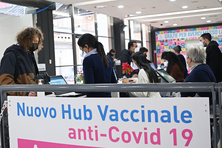 Un hub vaccinale a Torino - RIPRODUZIONE RISERVATA