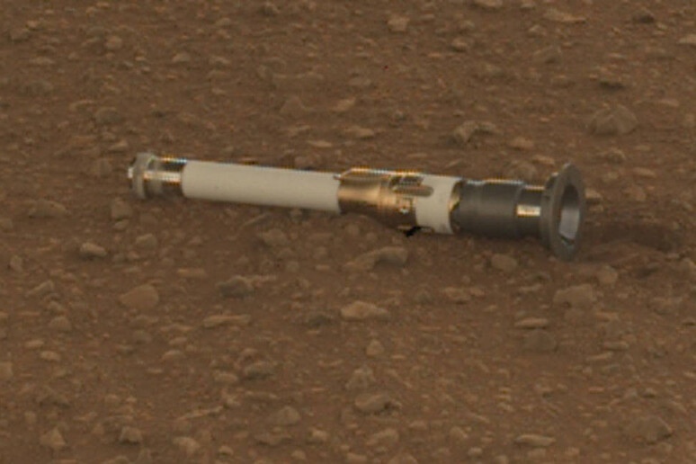 Il primo cilindro con i campioni del suolo marziano (fonte: NASA/JPL-Caltech/MSSS) - RIPRODUZIONE RISERVATA