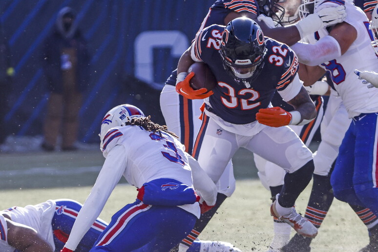 Chicago Bears running back David Montgomery (R) runs over Buffalo Bills safety Damar Hamlin © ANSA/EPA