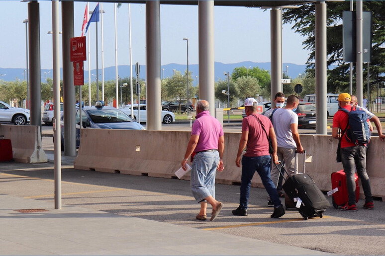 Cittadini marocchini arrivano all 'aeroporto di Perugia per essere impiegati in lavori stagionali in Italia -     RIPRODUZIONE RISERVATA