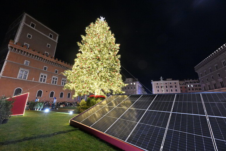 Si accende l 'albero  'solare ' di Piazza Venezia a Roma - RIPRODUZIONE RISERVATA