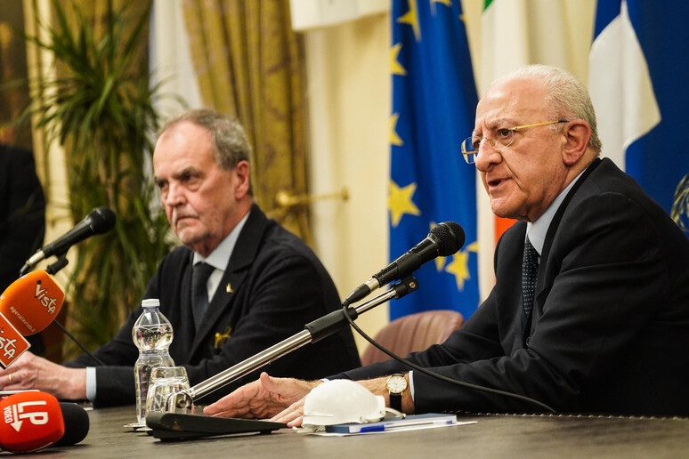 Il ministro per gli Affari Regionali e le Autonomie Roberto Calderoli e il presidente della Regione Campania Vincenzo De Luca - RIPRODUZIONE RISERVATA