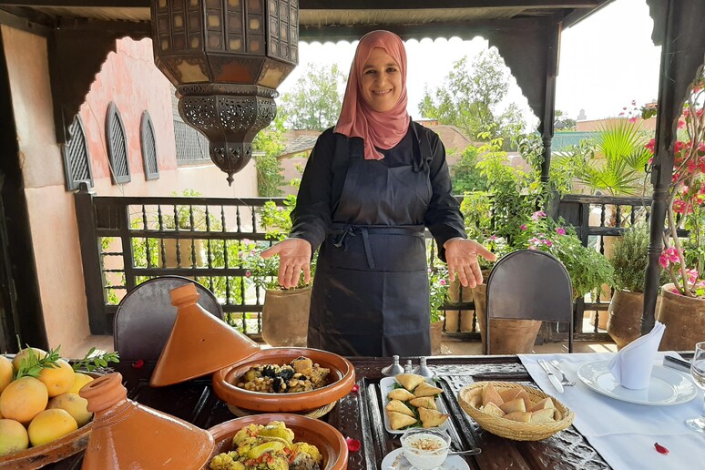 cucina dal Marocco con l 'aiuto di Maria, la cuoca del Dar Darma Riad di Marrakech - RIPRODUZIONE RISERVATA