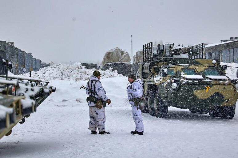 Esercitazioni dei soldati ucraini © ANSA/EPA