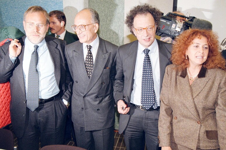 Da sinistra: Francesco Greco, Francesco Saverio Borrelli, Gherardo Colombo e Ilda Bocassini durante  una conferenza stampa del pool in una foto d 'archivio del 1995 - RIPRODUZIONE RISERVATA