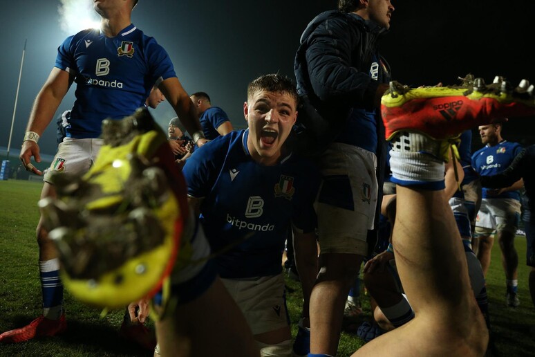Rugby: Sei Nazioni Under 20, l 'esultanza degli azzurrini che hanno battuto l 'Inghilterra 6-0 - RIPRODUZIONE RISERVATA