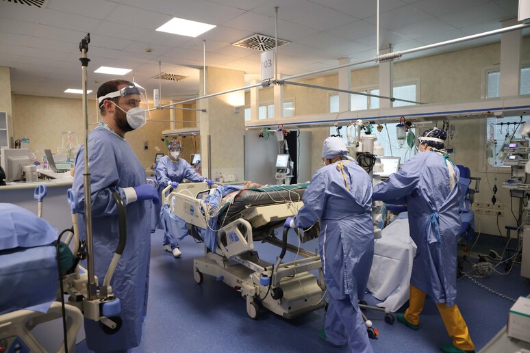 Un 'immagine di un reparto di terapia intensiva - RIPRODUZIONE RISERVATA