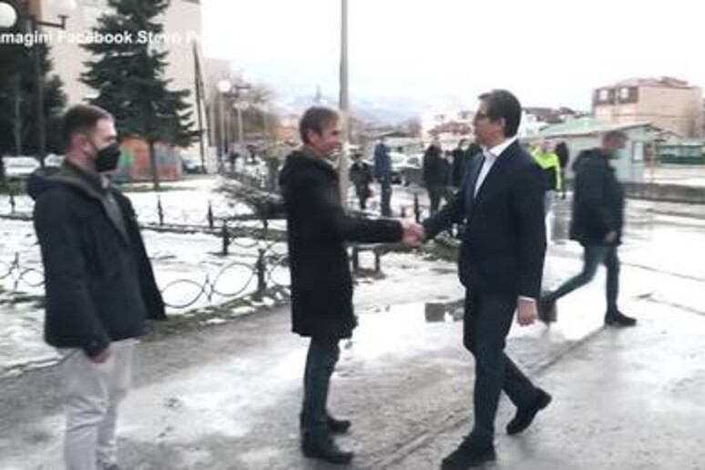 Il presidente macedone va a trovare la bimba down bullizzata - RIPRODUZIONE RISERVATA