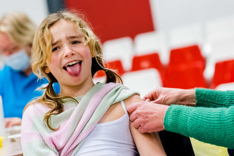 Children receive HPV vaccine © ANSA/EPA