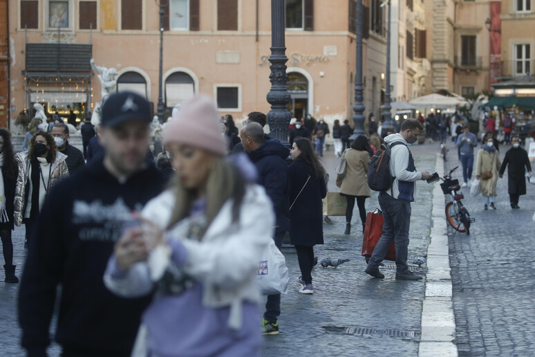 Persone a Piazza Navona in una recente immagine - RIPRODUZIONE RISERVATA