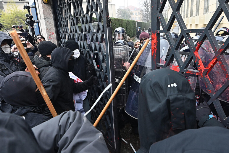 Studenti assaltano la sede dell 'unione industriale presidiata dalle forze dell 'ordine,Torino, 18 febbraio 2022. ANSA/ALESSANDRO DI MARCO - RIPRODUZIONE RISERVATA